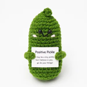 Muñeca de peluche de verdura tejida a ganchillo pepinillo positivo colgante imagen principal