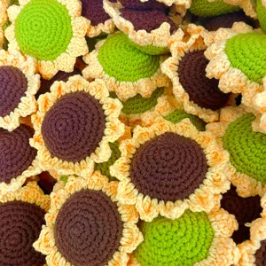 Cabezas de flores de girasol de ganchillo hechas a mano, detalles florales de lana.
