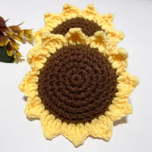 Detalle de girasol de ganchillo hecho a mano, exquisita textura de hilo, bonito posavasos.