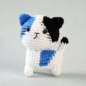 Détail en gros plan de peluche chat au crochet fait main montrant la jolie texture tricotée.