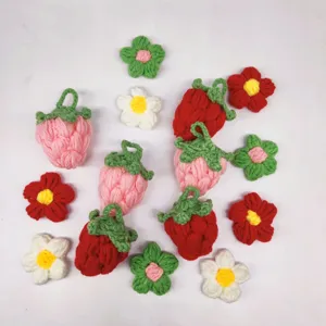 Handgefertigte Häkel-Erdbeeren und Blumen DIY Anhänger, süße Woll-Bastelzubehör Dekoration.