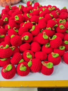 Handgefertigte gehäkelte rote Apfelanhänger, süße Strickfrucht-Charms für DIY-Bastelarbeiten.