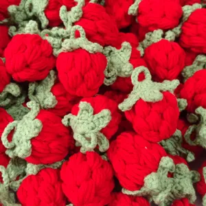 Handgefertigte Häkel Erdbeere Anhänger Accessoires DIY Strick süße rote Frucht Charms