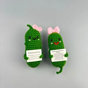 Handgemachte gehäkelte emotionale Unterstützung Gurke Plüschpuppe mit rosa Schleife und Karte.