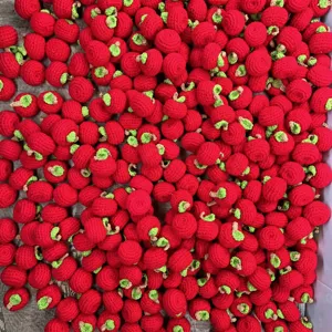 Handgemachte Häkelobst Anhänger, süsse rote Apfel Charms für DIY Schmuckherstellung und Taschen.