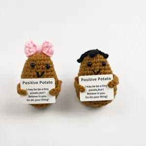 Handgemachte Häkel-Kartoffelpuppe mit ermutigender Botschaft, süße Tischdeko.