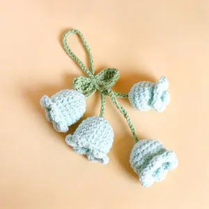 Gros plan de pendentif de sac muguet au crochet fait main, joli décor de voiture.