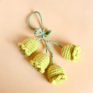 Pendentif de sac muguet au crochet fait main, joli ornement suspendu de voiture tricoté.
