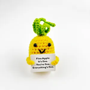 Vista dettagliata dell'ananas all'uncinetto, grazioso peluche artigianale con cartello.