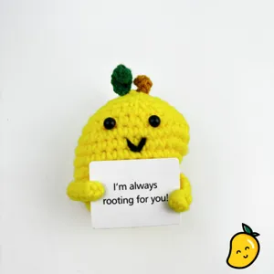 Bambola di peluche frutta gialla all'uncinetto fatta a mano con carta motivazionale.