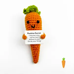 Bambola carota all'uncinetto fatta a mano con biglietto motivazionale, simpatico peluche morbido.