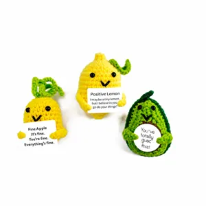Giocattoli di peluche di frutta all'uncinetto fatti a mano simpatiche bambole avocado.