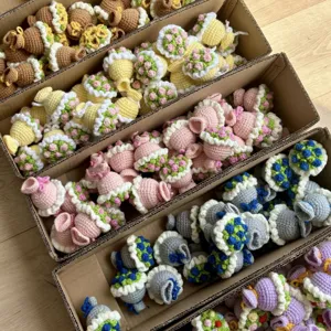 Handgemachte gehäkelte Mini-Blumenstrauß-Schlüsselanhänger niedliche Woll-Taschenanhänger