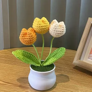 Handgefertigte Häkel-Tulpen im Topf, filigrane Wollblumen als schöne Tisch-Dekoration daheim.