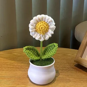 Handgemachte Häkel-Sonnenblume Topfpflanze Detailansicht, süße Wollblumen Dekoration.