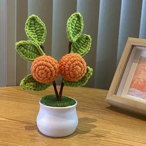 Handgemachte gehäkelte Orangen Topfpflanze Detail, schöne Strick Zitrone Tischdeko Ornament.