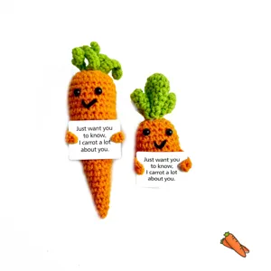 Poupée en peluche carotte crochetée à la main adorable jouet légume avec carte rigolote.