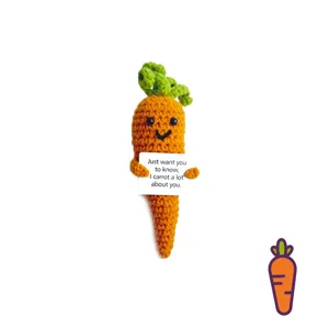 Poupée carotte positive au crochet faite à la main avec carte drôle, pendentif en peluche.