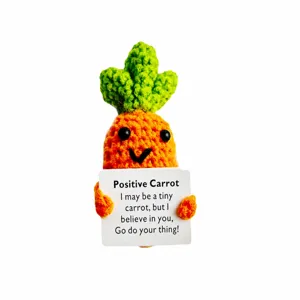 Peluche carotte énergie positive au crochet fait main jolie poupée légume drôle pendentif