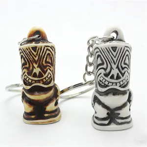 Detailansicht von Resin Tiki Totem Schlüsselanhänger mit Metallring, Retro Taschenanh.