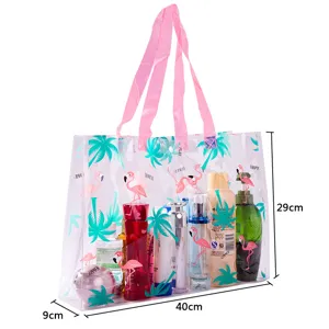 Vue de détail d'une trousse de toilette transparente en PVC avec motif flamant rose.