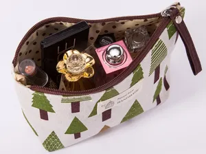 Gedetailleerd interieur van canvas cosmetictas met boompjesprint en soepele ritssluiting.
