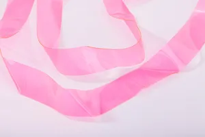 Vue de détail en matière PVC transparente rose montrant la texture et la finition souple.