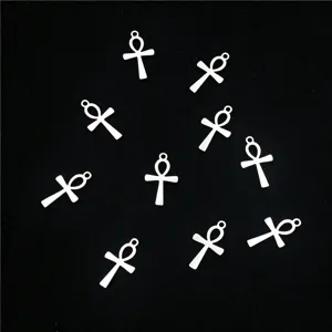 Vue détaillée de mini pendentifs croix ankh en acier inoxydable, éléments de bijouterie