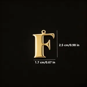Primo piano dettagliato del ciondolo con lettera F in acciaio inossidabile dorato e misure.