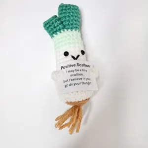 Muñeco de peluche de cebolleta de ganchillo hecho a mano lindo vegetal divertido con tarjeta