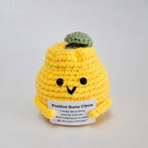 Muñeca de cítricos sumo amarilla de ganchillo hecha a mano lindo peluche con tarjeta de aliento.