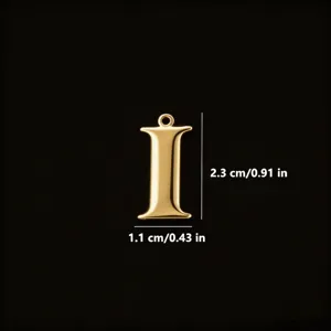 Dettaglio ciondolo lettera I in acciaio dorato, 2.3x1.1cm accessorio gioielli DIY collana.