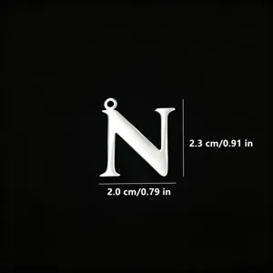 Vista dettagliata del ciondolo lettera N in acciaio inox con dimensioni e finitura a specchio.