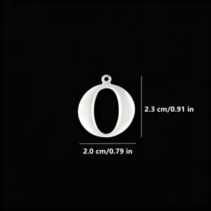 Ciondolo con lettera in acciaio inox specchio vista di dettaglio con dimensioni esatte.