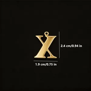 Ciondolo lettera X in acciaio inossidabile dorato, dettaglio con dimensioni e finitura.