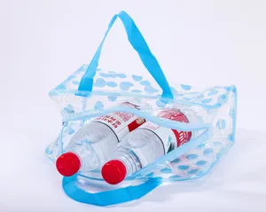 Vista dettagliata della borsa da viaggio per cosmetici in PVC trasparente con pois blu.