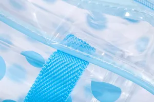 Dettaglio borsa da toeletta impermeabile in PVC trasparente, custodia con pois blu.