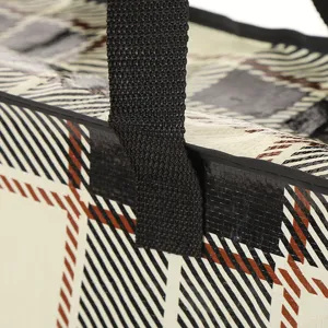 Detalle de bolsa de compras tejida revestida con patrón a cuadros, gran bolso.