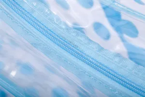 Borsa cosmetica impermeabile in PVC dettaglio primo piano con cerniera blu viaggio