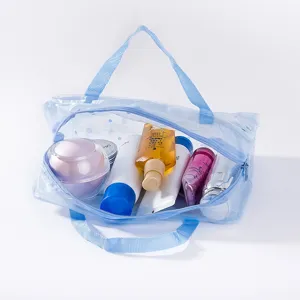 Borsa cosmetica trasparente in PVC blu dettaglio impermeabile per trucco da viaggio.