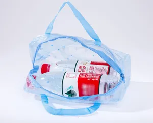 Dettaglio borsa da toeletta impermeabile in PVC blu trasparente, custodia cosmetica da viaggio.