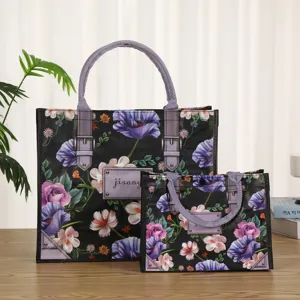 Vista detallada del juego de bolsos tote impermeables de tejido PP con diseño floral.