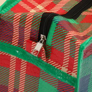 Primer plano de la cremallera y tela texturizada de la bolsa de tejido PP a cuadros.