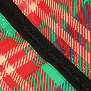 Primer plano de la bolsa tejida de PP a cuadros, mostrando textura robusta y cremallera.