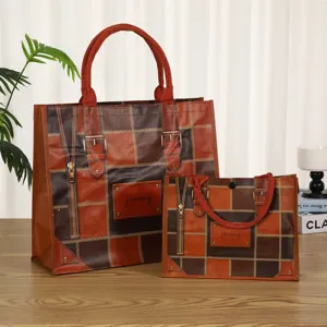 Gran y pequeño juego de bolsos tote de compras impermeables de tejido PP con elegante estampado marrón.