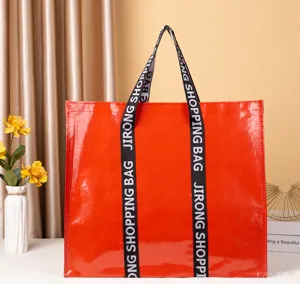 Vista detallada de la bolsa de compras tejida laminada roja con asas duraderas e impermeable.