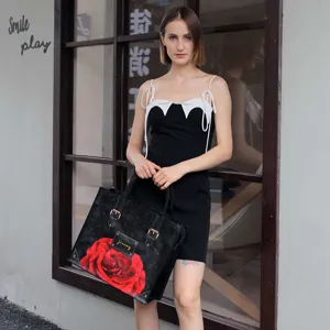 Bolso shopper de tejido PP impermeable con gran estampado de rosas rojas y asas resistentes.