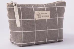 Grijs geruite canvas cosmetische tas met handige rits en handvat voor make-up opslag.