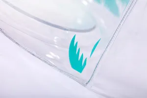 Détail de trousse de toilette en PVC transparent montrant une matière et des coutures.