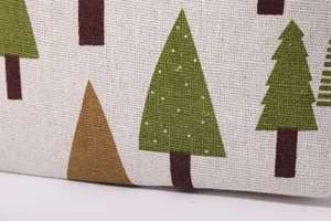 Gedetailleerd overzicht van canvas make-uptas met geometrische boomprint, textuur.
